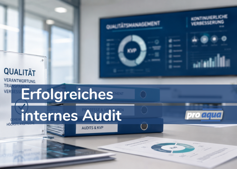 Titelbild zum erfolgreichen internen Audit bei pro aqua mit blauen QM-Ordnern zu Prozessen und KVP vor einem Monitor mit Qualitätsmanagement-Dashboards.
